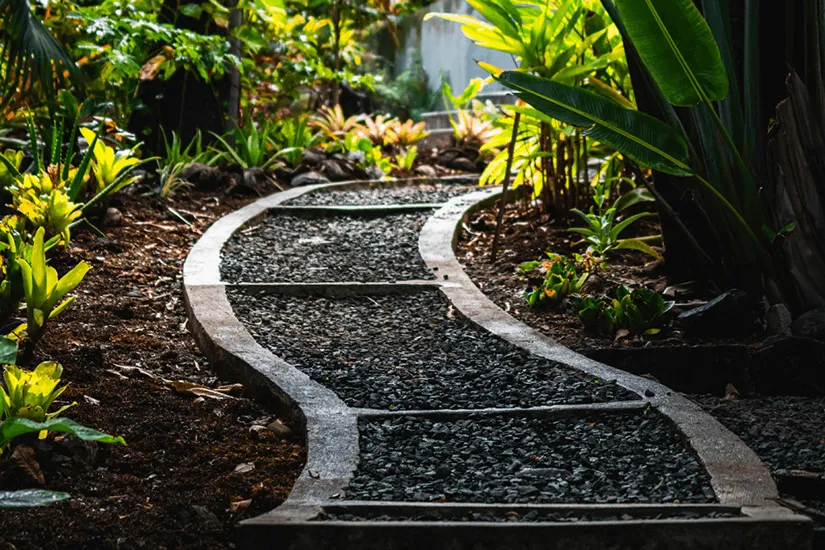 Gartengestaltung von Daniel Lasser Gartenbau in Ulm mit Beeten, Wegen und Bepflanzung